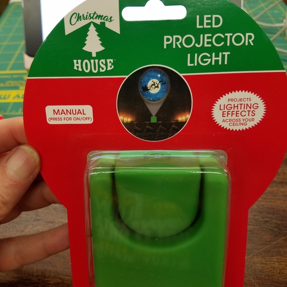 LED Projevtor Light Adjustable Indoor AAA Powered - Picture 6 of 7